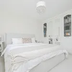Bright & Spacious 4-Bed Flat In London