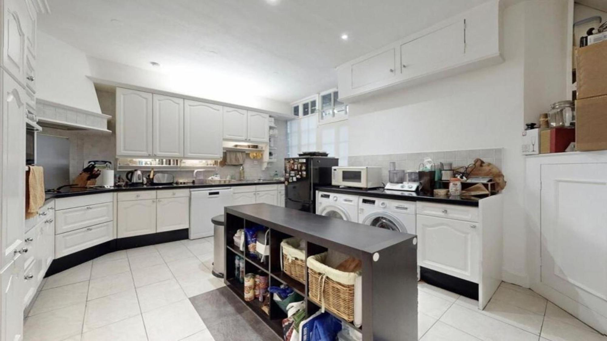 Bright & Spacious 4-bed Flat In * Londen